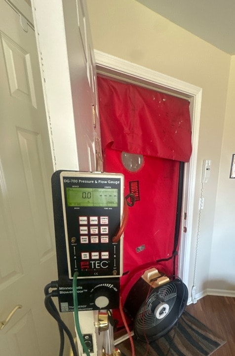 DG-700 pressure gauge mounted at a blower door test setup